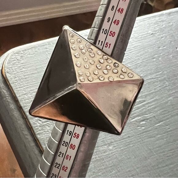 Sorrelli Crystal Silver Tone Ring Size 7 Adjustable - Picture 2 of 8